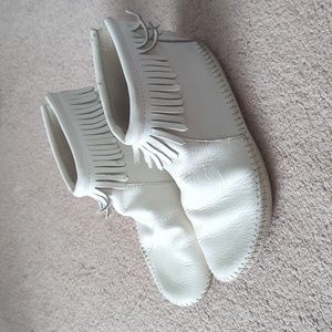 Minnetonka White leather moccasin booties